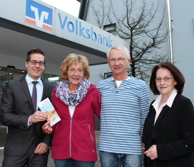 Mit Dieter und Waltraud Wittke freuen sich Sebastian Vogt (l.) und Martina Sülzer (r.) (Quelle: Volksbank im Märkischen Kreis eG)