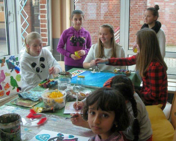 Kinder und Jugendliche am Maltisch in der Begegnungsstätte. Foto: Privat (Quelle: Gemeinde Morsbach)