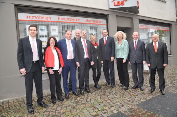 BU Rainer Schmitz ( 3.v. links) betreut mit seinem 15 köpfigen Team aus drei Kunden –Centern heraus rund 20.000 Kunden im Rhein-Sieg Kreis und in Waldbröl. (Quelle: LBS West) 