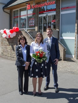 Dagmar Gries, stellvertretende Filialdirektorin, Nadja Höller neue Filialdirektorin der Kreissparkasse Köln in Ründeroth und Peter Ueberberg, Regionaldirektor der Kreissparkasse Köln in Engelskirchen (Quelle: Kreissparkasse Köln) 