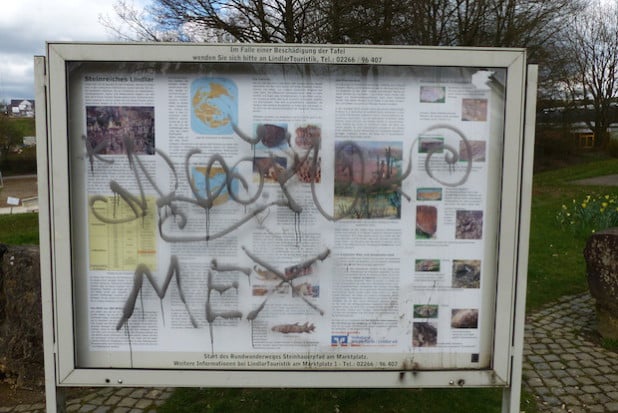Traurige Beispiele von Vandalismus: Vitrine im Freizeitpark (Quelle: Gemeinde Lindlar)