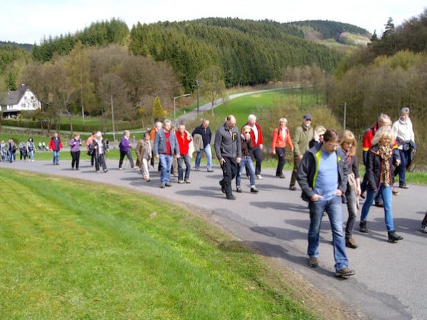 Fester Bestandteil im Jahresprogramm und schon zur Tradition geworden ist die Familienwanderung des Heimatvereins Morsbach am 1. Mai. Daran nehmen jedes Jahr zwischen 80 und 100 Personen teil. (Foto: C. Buchen) 