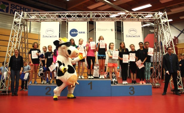 Erster Platz beim Milchcup 2016 für das Team der 6a der Gesamtschule Marienheide, zweiter Platz geht an die Liebfrauenschule Mülhausen aus Grefrath (Klasse 6e), den dritten Platz belegt das Castrop-Rauxler Ernst-Barlach-Gymnasium (Klasse 6a); Ehrengäste sind Astrid Witte und Thomas Boensch (LANUV), NRW-Milchmaskottchen jubelt mit den Gewinnern. (Quelle: Landesvereinigung Milch NRW, Krefeld )