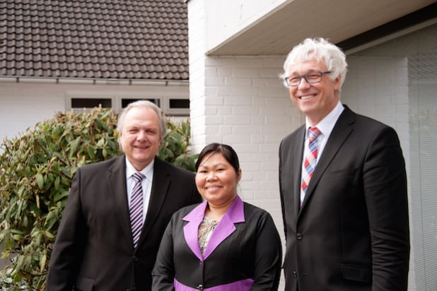 Jürgen Knabe, Dersani Ompusunggu und Ralf-Andreas Kliesch bei der Feier zur Einweihung der Kirche in Winterborn (Quelle: Evangelischer Kirchenkreis an der Agger)