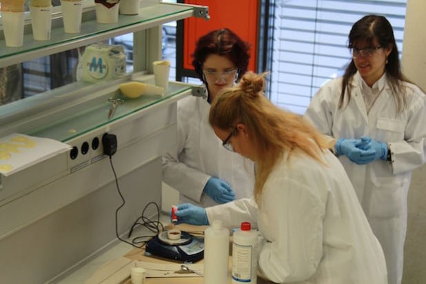 Präzise abwiegen und sorgfältig mischen, nur dann erhält man den gewünschten Schaum. Die TH-Mitarbeiterinnen (v.l.) Anja Senne und Dr. Konstantina Harraß begleiten den Prozess. (Foto: Manfred Stern / TH Köln) 