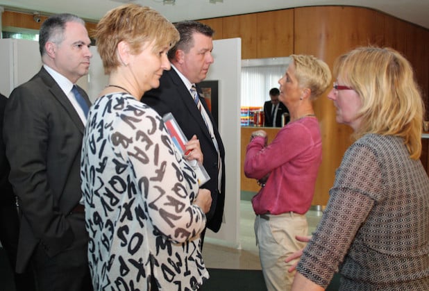 Die Diplom-Psychologin Monika Wilhelmi (r.) im regen Austausch mit Bankangestellten, die zahlreiche Situations-Beispiele mit demenzkranken Kunden aus dem Berufsalltag vortragen. (Foto: OBK)