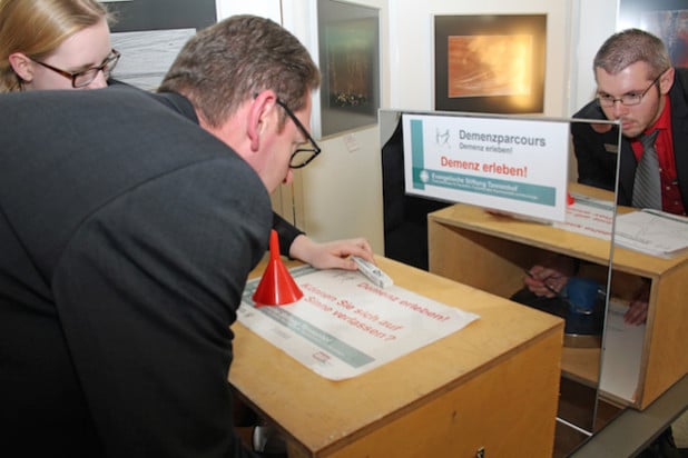 Wie schwer es Demenzkranken fällt, einen Stift zu führen oder einen Löffel zu halten, konnten die Bankberater am Demenzparcours nachempfinden. (Foto: OBK)