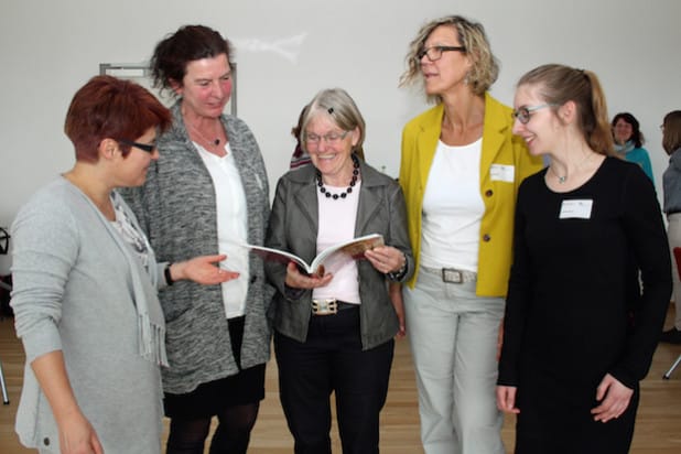 Reger Austausch im KI-Orga-Team (v.l.n.r.): Erika Waedt, Dorothea Wirtz, Dr. Ellen Schulte-Bunert, Birgit Pempera, Annika Reuter. (Foto: OBK) 