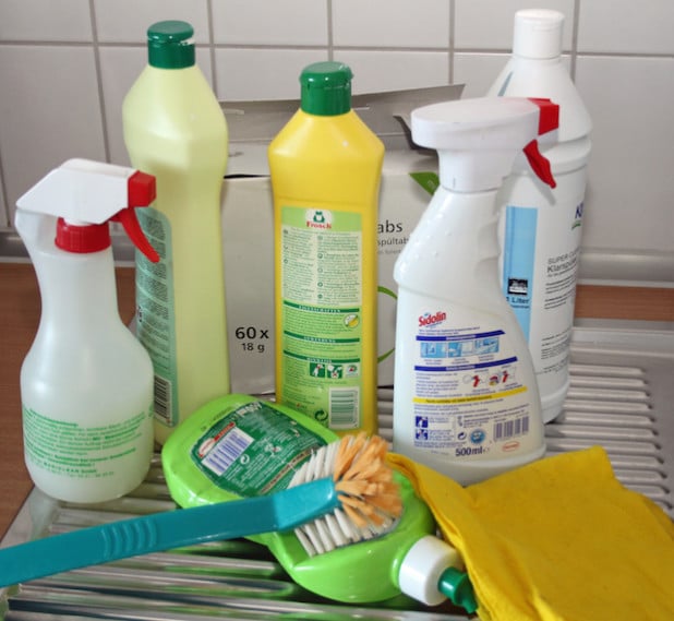 Damit es blitzt und strahlt: zahlreiche Reinigungsmittel kommen im Haushalt zum Einsatz. (Foto: OBK) 