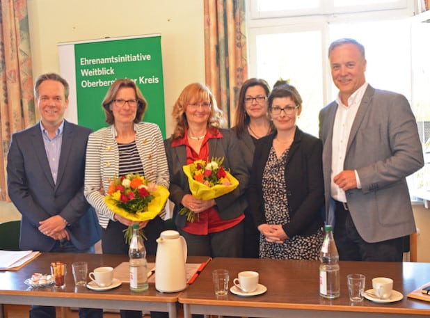 Klaus Grootens (Allgemeiner Vertreter des Landrats, v.l.), die beiden Standortlotsinnen Jutta Ramackers und Astrid Marcinkowski, Carmen Muñoz-Berz (Gleichstellungsbeauftragte Stadt Waldbröl), Sylvia Asmussen (Leiterin Ehrenamtsinitiative Weitblick) und Waldbröls Bürgermeister Peter Koester. (Foto: OBK)