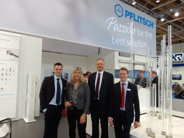 Die neuen Geschäftsführer der Pflitsch GmbH & Co KG zeigen den Besuchern aus Hückeswagen den neuen Messestand v.l.n.r.: Geschäftsführer Roland Lenzing (Pflitsch GmbH & Co KG), Wirtschaftsförderin Andrea Poranzke, Bürgermeister Dietmar Persian (beide Schloss-Stadt Hückeswagen), Geschäftsführer Mathias Stendtke (Pflitsch GmbH & Co KG) (Quelle: Pflitsch GmbH & Co KG)