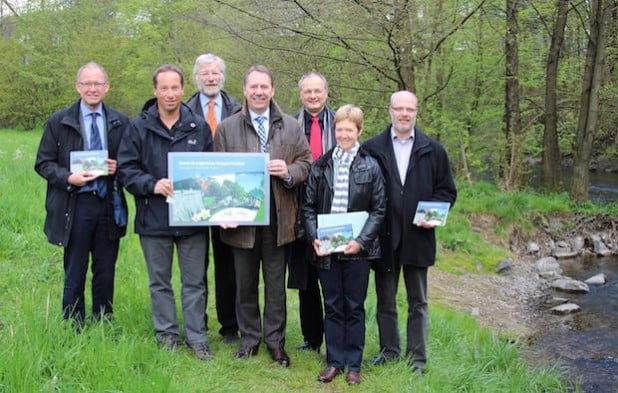Gruppenbild Auenpark (von links nach rechts) (Fotograf OBK): Georg Wulf (Vorstand des Wupperverbands), Frank Herhaus (Biologische Station Oberberg), Lutz Franke (Bezirksregierung Köln), Jochen Hagt (Landrat des Oberbergischen Kreis), Dietmar Persian (Bürgermeister Schloss-Stadt Hückeswagen), Franziska von Andrian-Werburg (Bezirksregierung Köln), Heribert Berster (stellvertretender Bürgermeister Hansestadt Wipperfürth)