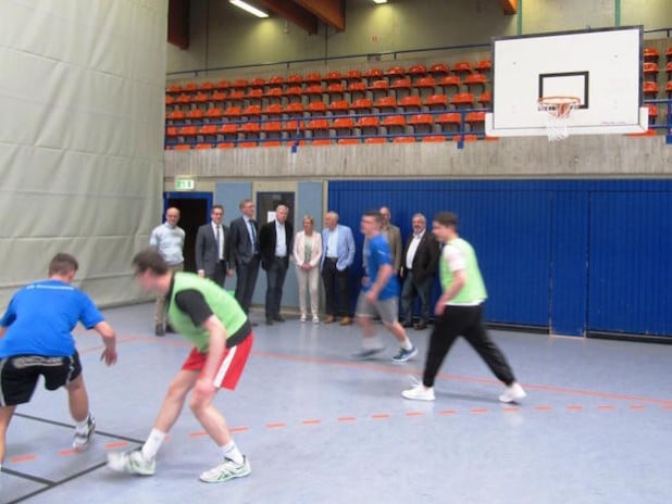 "Zwei gegen Zwei" beim Basketball im Sportunterricht der Klasse 10f (Quelle: Gesamtschule Marienheide)