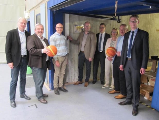 Symbolische Inbetriebnahme mit von rechts nach links: Sebastian Heimes (Volksbank), Burkardt Müller und Dorothea Volk (beide Bürgerstiftung), Sebastian Vogt (Volksbank), Frank Röttger (AggerEnergie), Christoph Straube (stellv. Schulleiter und Fördervereinsvertreter), Bürgermeister Stefan Meisenberg und Schulleiter Wolfgang Krug. (Quelle: Gesamtschule Marienheide)