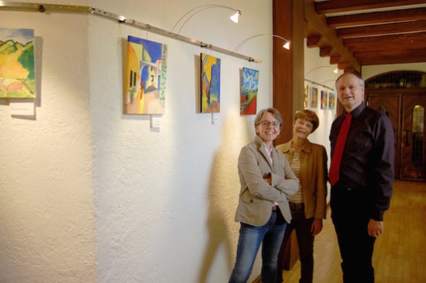 Sie freuen sich über die junge Kunst im Rathaus, v.l.n.r.: Birgit Mostert, Bärbel Wirth, Dietmar Persian (Quelle: Schloss-Stadt Hückeswagen)