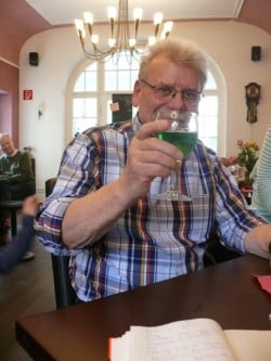 Kein Tanz in den Mai ohne ein Gläschen (alkoholfreie) Waldmeisterbowle (Foto: Karin Vorländer)