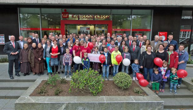 Ralf Waßer, Regionaldirektor der Kreissparkasse Köln in Waldbröl (1. Reihe, links außen), und die Filialdirektoren Yvonne Lamers, Mustafa Ali Gözlükaya, Torsten Selbach und Hartmut Fuchs, übergaben Fördermittel aus der PS-Lotterie der Sparkassen an 33 gemeinnützige Vereine aus Waldbröl. (Quelle: Kreissparkasse Köln)