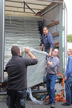 Ein Foto aus September 2015: Mitarbeitende der Kreisverwaltung bauten Betten für die Erstaufnahme-Einrichtung der Ründerother Grundschule auf. (Foto:OBK)