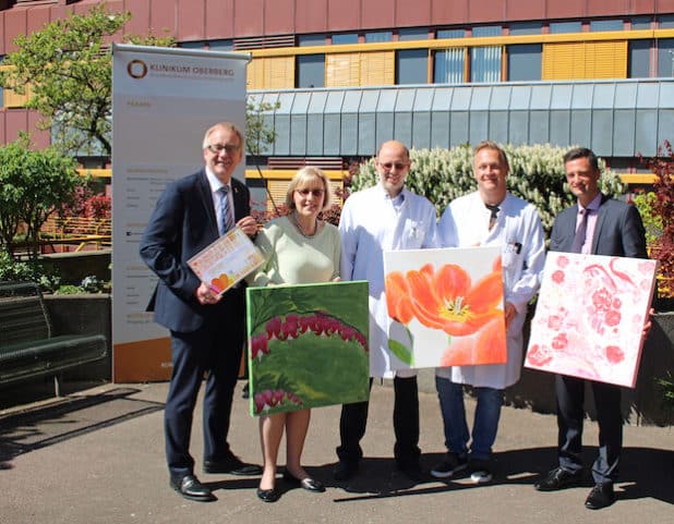 Bilderübergabe am Kreiskrankenhaus zugunsten der Schlaganfall- Hilfe (v.l.n.r.): Wolfgang Brelöhr, DAK Gesundheit; Ursula Mahler, stellvertretende Landrätin; Prof. Dr. Franz Blaes, Chefarzt der Neurologie; Dr. Frank Lott, Oberarzt der Neurologie und Sascha Klein, Geschäftsführer des Klinikums Oberberg. (Foto: OBK) 