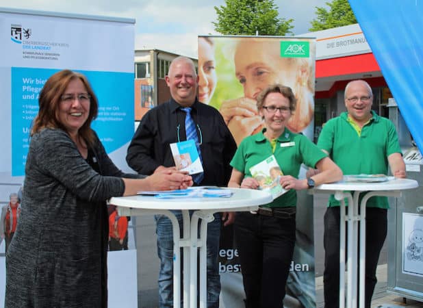 Die mobile Pflegeberatung war vor Ort in Wiehl, hier an einem Einkaufsmarkt in Oberwiehl (v.l.n.r.): Elke Bergmann, Pflegeberaterin OASe Wiehl; Karl-Dieter Müller, Senioren- und Pflegeberatung des Oberbergischen Kreises; Silke Mann und und Ernst-Dieter Noreikat, Pflegeberater der AOK Rheinland/ Hamburg (Geschäftsstelle Gummersbach). (Foto: OBK)