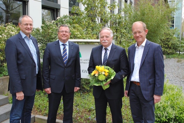 Der Hauptgeschäftsführer des StGB NRW Dr. Bernd Jürgen Schneider (r.) und der Bürgermeister der Stadt Jülich Heinrich Stommel (2. v.r.) gratulieren den neuen Sprechern Christian Tegelkamp von der Gemeinde Wadersloh (2. v.l.) und Dietmar Persian von der Schloss-Stadt Hückeswagen (l.) zur gewonnenen Wahl. (Quelle: Schloss-Stadt Hückeswagen)