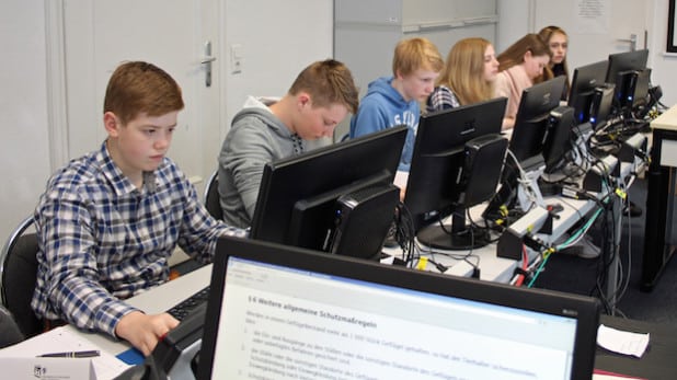 Bei der Berufsfelderkundung in der Kreisverwaltung nahm die Schülergruppe auch im Computerraum Platz, um Pressemitteilungen zu verfassen. (Foto: OBK) 