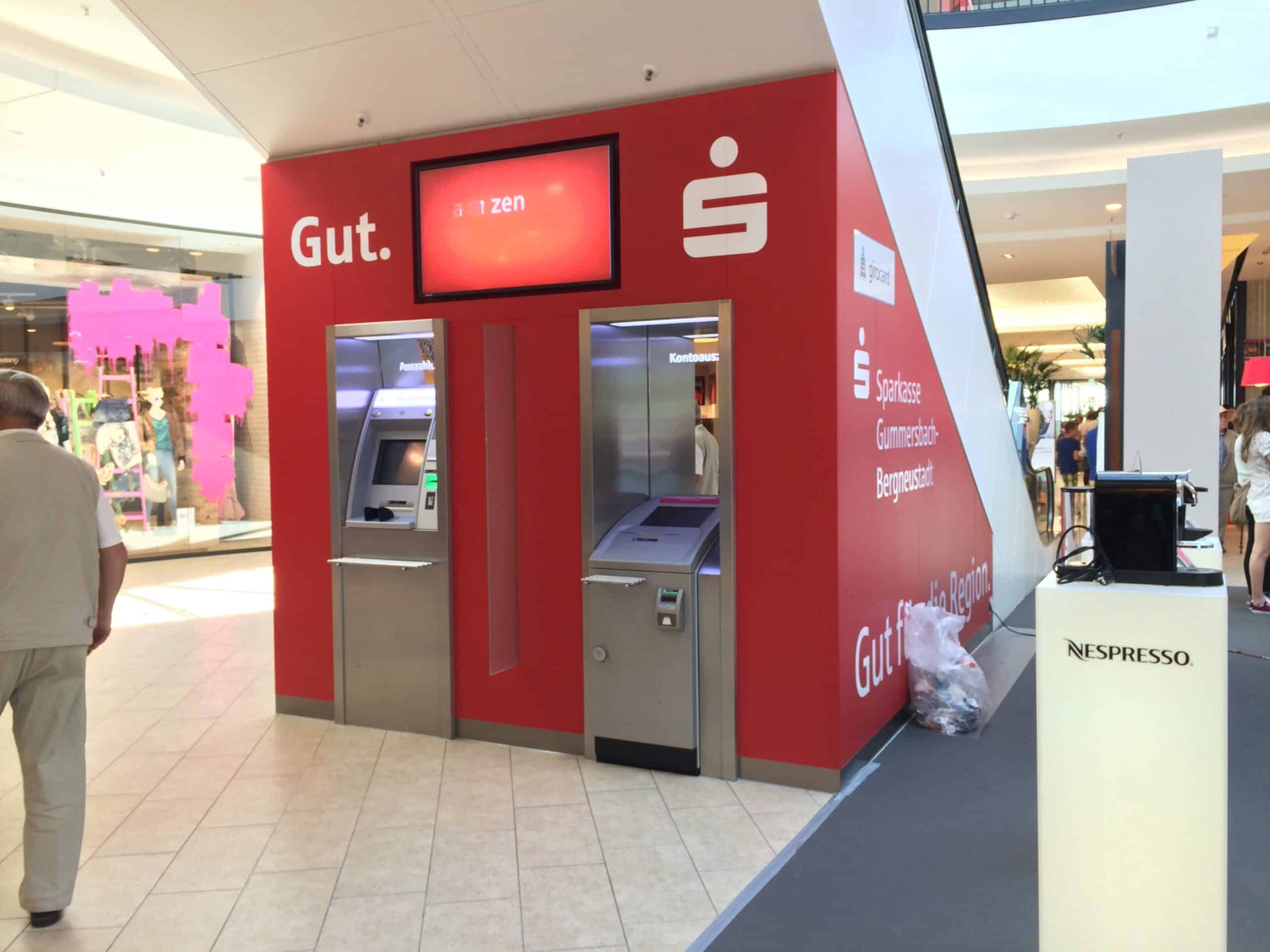 Die Sparkasse Gummersbach-Bergneustadt hat im Einkaufszentrum "Forum Gummersbach" ein neues SB-Terminal installiert. Foto: Sven Oliver Rüsche