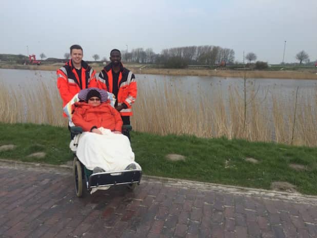  BFDler Justin Wagner (links) und FSJler Emanuel Kamanayo (rechts) haben die Hospizbewohnerin Cordula Jürges bei ihrer Reise nach Horumersiel-Schillig in Ostfriesland begleitet. Foto: Johanniter/Svenja Jäger 