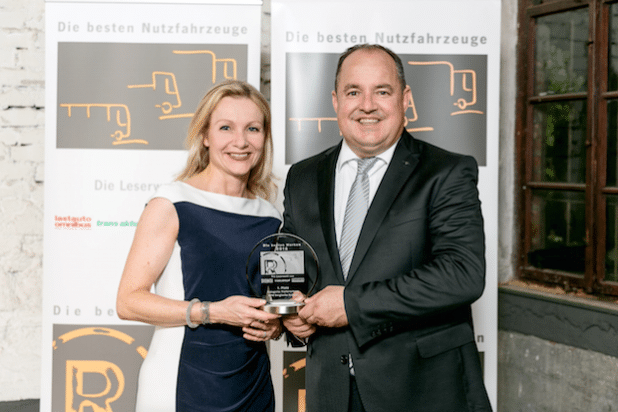 Katrin Köster, Leiterin Unternehmenskommunikation, und Ralf Merkelbach, Leiter Key Account Management Großflotten Europa, bei der Preisverleihung „Die besten Marken 2016“ am 23. Juni in Stuttgart. (Quelle: Thomas Küppers) 