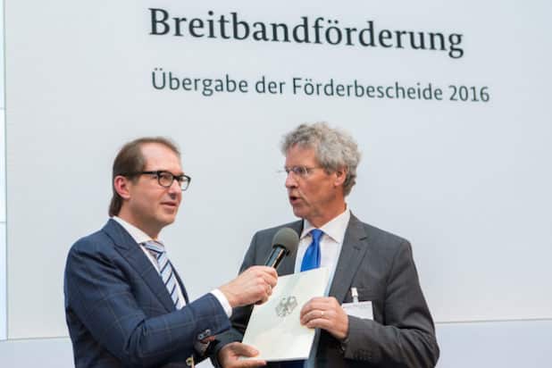 Bundesverkehrsminister Alexander Dobrindt (links) mit Klaus-Peter Flosbach bei der Übergabe (Quelle: BMVI) 