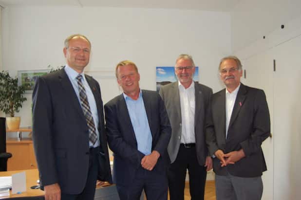 Die Bürgermeister der Region beim Treffen im Hückeswagener Schloss v.l.n.r.: Dietmar Persian (Hückeswagen), Burkhard Mast-Weisz (Remscheid), Rainer Bleek (Wermelskirchen), Johannes Mans (Radevormwald) (Quelle: Schloss-Stadt Hückeswagen)