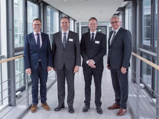 Antrittsbesuch bei Gira: Landrat Jochen Hagt (2. v.l.) und der Leiter der Oberbergischen Wirtschaftsförderung, Uwe Cujai (2. v.r.), trafen am vergangenen Montag zu Gesprächen mit den Gira Geschäftsführern Alfred A. Bulitz (r.) und Thomas Musial (l.) am Unternehmenssitz in Radevormwald zusammen. (Foto: Gira)