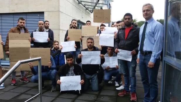 Die demonstrierenden Flüchtlinge mit Bürgermeister Dr. Georg Ludwig (rechts) am Rathaus der Gemeinde Lindlar. (Quelle: Gemeinde Lindlar)