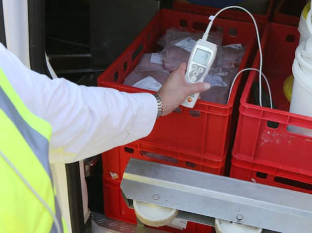 Bei der Lebensmittelüberwachung prüfen die Kontrolleure beispielsweise ob Waren ordnungsgemäß gekühlt werden. (Foto: OBK)