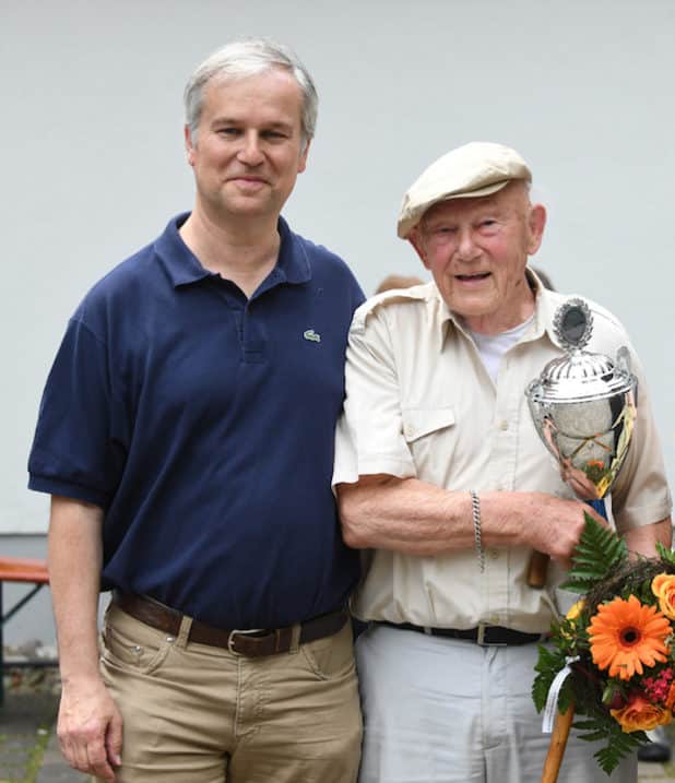 Sieger trotz komplizierter Hüft-OP: Prof. Dr. Klaus Peters, orthopädischer Chefarzt der Dr. Becker Rhein-Sieg-Klinik in Nümbrecht, überreicht Werner Groppe den Sonderpokal der Christophorus-Fahrt(Quelle: Dr. Becker Klinikgesellschaft mbH & Co. KG)