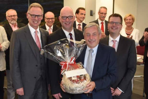 Foto: Wolfgang Abegg; Verabschiedung von Werner Becker-Blonigen aus dem Verwaltungsrat am 6. Juni 2016 in der Sparkasse Wiehl. (Quelle: Sparkasse der Homburgischen Gemeinden)