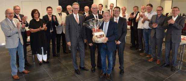 Vorstandsvorsitzender Hartmut Schmidt, Verwaltungsratsvorsitzender Jürgen Rogowski, Werner Becker-Blonigen und Vorstandsmitglied Thomas Roß (vorne, v. r.) bei der Verabschiedung. (Quelle: Sparkasse der Homburgischen Gemeinden)