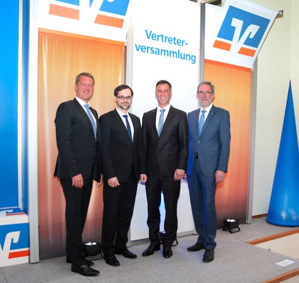 v.l.n.r.: Helmut Vilmar (Vorstand Volksbank), Wirtschaftsprüfer Christian Friedrich (Verbandsprüfer Rheinisch-Westfälische Genossenschaftsverband e. V. (RWGV), Jörg Nawrot (Vorsitzender Aufsichtsrat) und Franz-Günter Fehling (Vorstand Volksbank) (Quelle: Volksbank Wipperfürth-Lindlar eG)