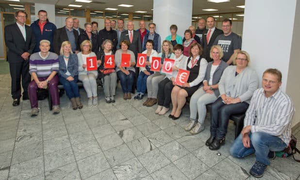 Helmut Wagner, Regionaldirektor der Kreissparkasse Köln in Wipperfürth (2. Reihe, Mitte), übergab im Beisein des Bürgermeisters Michael von Rekowski (links außen) Fördermittel aus der PS-Lotterie der Sparkassen an 16 gemeinnützige Vereine aus Wipperfürth. (Quelle: Kreissparkasse Köln)