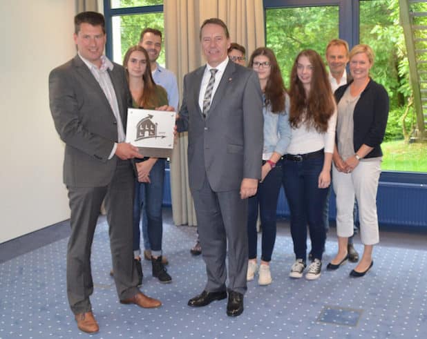 Das Dietrich-Bonhoeffer-Gymnasium Wiehl nahm die Auszeichnung zum zweiten Mal entgegegen. Foto: OBK)