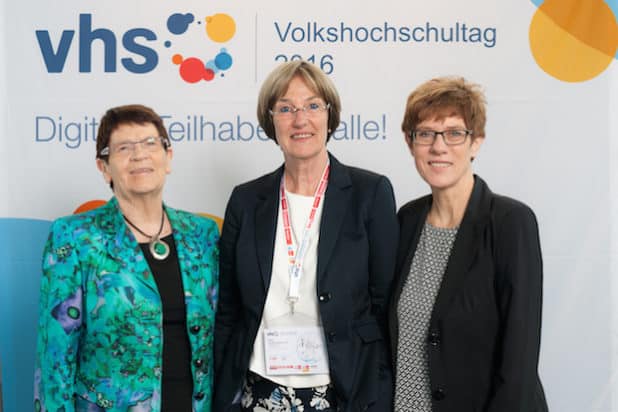 Prof. Dr. Rita Süssmuth (v.l.,Ehrenpräsidentin des Deutschen Volkshochschulverbandes), Renée Scheer (Leiterin der VHS Oberberg) und Annegret Kamp-Karrenbauer (Ministerpräsidentin des Saarlandes und Präsidentin des Deutschen Volkshochschulverbandes). (Foto: Oliver Mann)