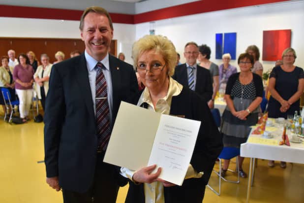Landrat Jochen Hagt verlieh Edda Puhl das Bundesverdienstkreuz am Bande. (Foto: Kirchenkreis An der Agger) 
