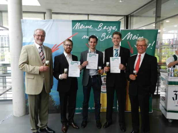 v.l. Gruppenbild der Gewinner des Erzquell-Förderpreises 2016: v.l. Prof. Dr. Hans L. Stahl, Bastian Böttcher (2. Platz), Nicolas Malte Becker (1. Platz), Markus Baumgart (3. Platz) und Erzquell-Brauerei-Chef Dr. Axel Haas (Foto:. Fenja Jansen)