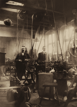 Technologie-Startup: Gustav und Richard Giersiepen legen 1905 mit der Gründung ihrer „Fabrik von Apparaten für die elektrische Beleuchtung“ den Grundstein für die Marke Gira. (Foto: Gira)