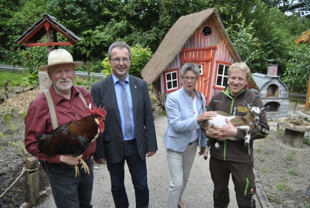 Dr. Werner Schmidt mit Hahn Hartmut, Bürgermeister Rüdiger Gennies, Monika Hüttenmeister und Ludger Schmidt mit Ziege Gerti.