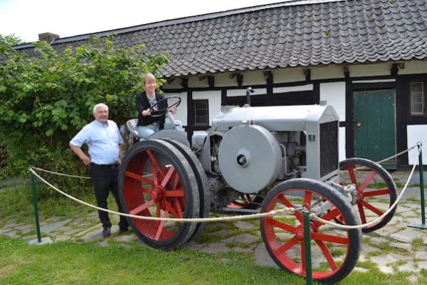 Petra Dittmar und Holger Friedrich mit dem Deutz MTZ 220 (Foto: Thomas Trappe, LVR)