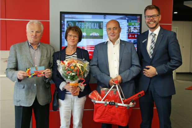 Von links: Die glücklichen Gewinner Joachim und Gabriele Holzapfel sowie Ralf Wissmann bekamen ihre Preise aus dem Schätzspiel im Rahmen der Landpartie von Peter Ueberberg, Regionaldirektor der Kreissparkasse Köln in Engelskirchen, überreicht. (Quelle: Kreissparkasse Köln)