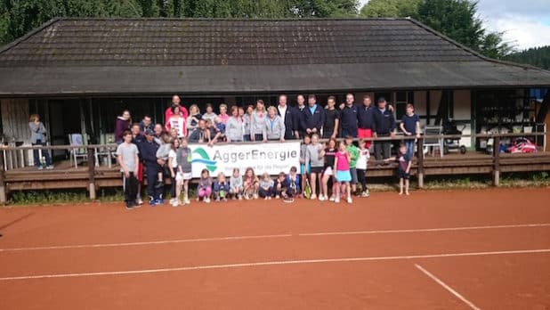 ---- Einen schönen Tennistag verbrachten die Mitglieder des TC Wiehl am Wochenende auf der Anlage an der Mühlenstraße - Ein besonderer Dank des Vorstandsteams um den Vorsitzenden Uwe Ufer ging an die AggerEnergie, die den Verein in Sachen Jugendarbeit unterstützt, Foto: privat (Quelle: TC Wiehl)