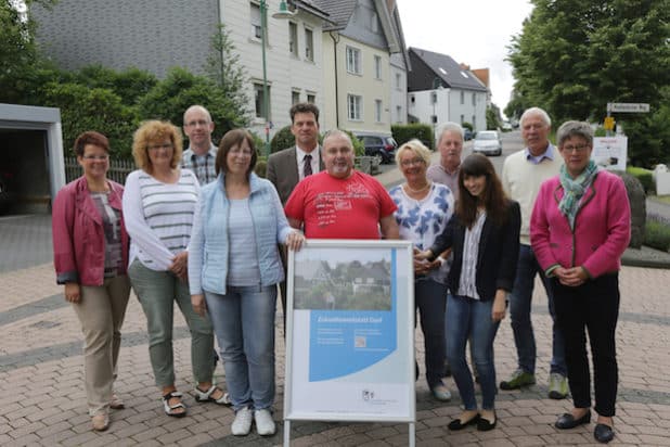 Bei der Abschlussveranstaltung Zukunftswerkstatt Dorf, hier in Marienheide-Müllenbach, erhielten die Teilnehmenden ihre Zertifikate von der stellvertretenden Landrätin Monika Hüttenmeister (r.). (Foto: OBK)