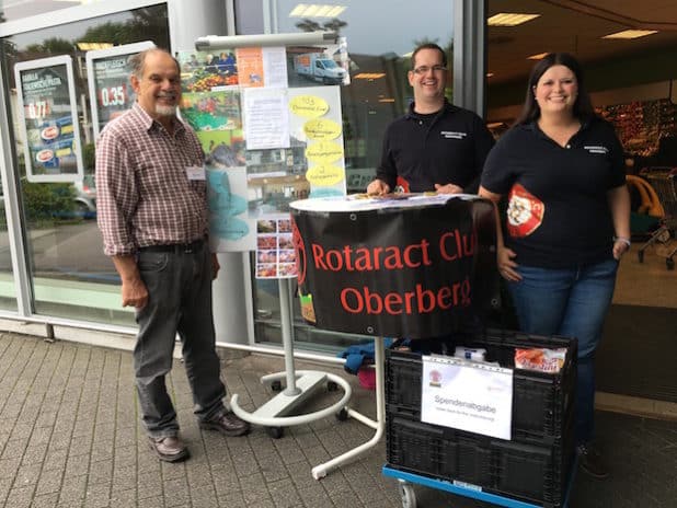 Kauf-eins-mehr Aktion des Rotaract Clubs Oberberg (Foto: Monika Neumann)